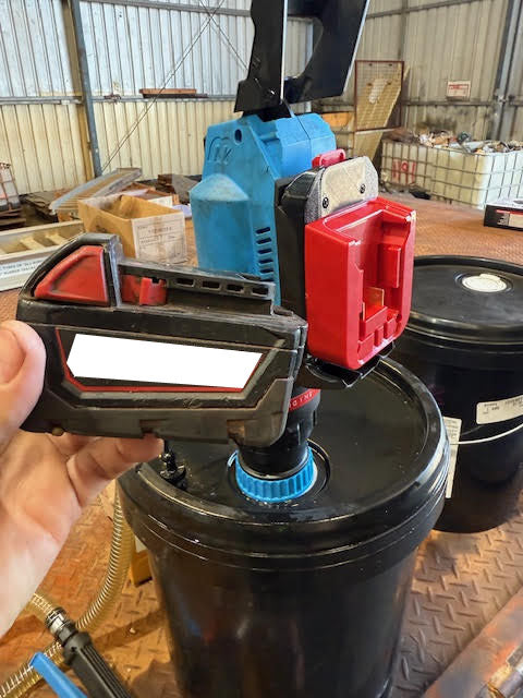 Adaptateur de batterie Milwaukee 18V vers MacNaught 18V (pompe, pistolet à graisse)