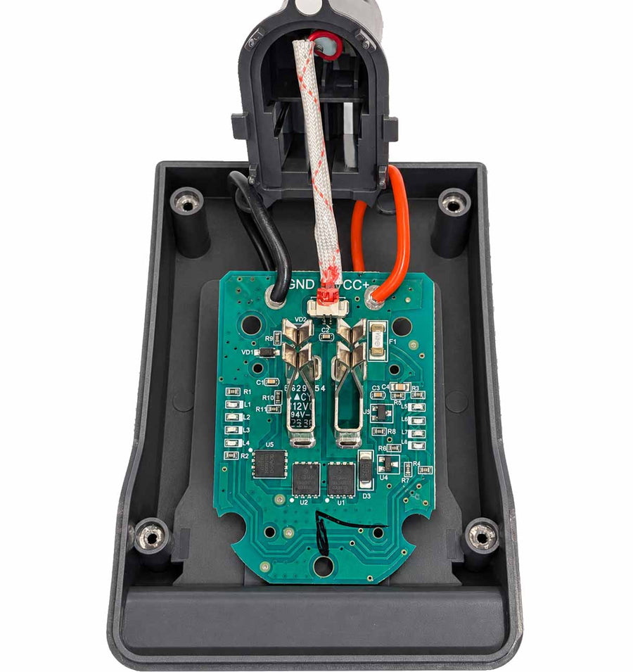 Bosch 18V GBA (Blue) to Dyson V6 battery adapter: Inside the adapter