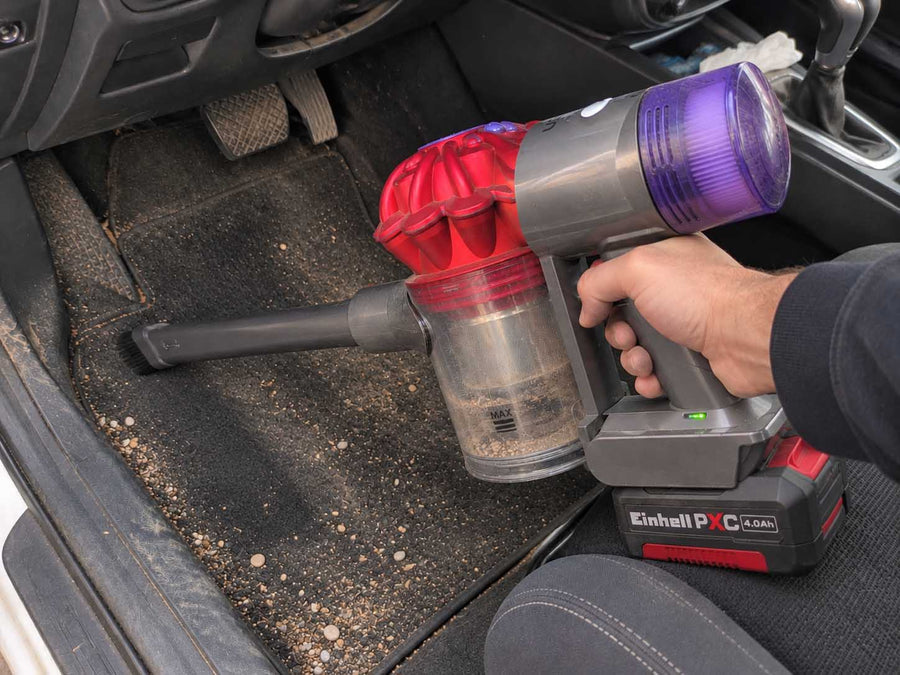 Akkuadapter Einhell 18V PXC auf Dyson V7: In der Hand